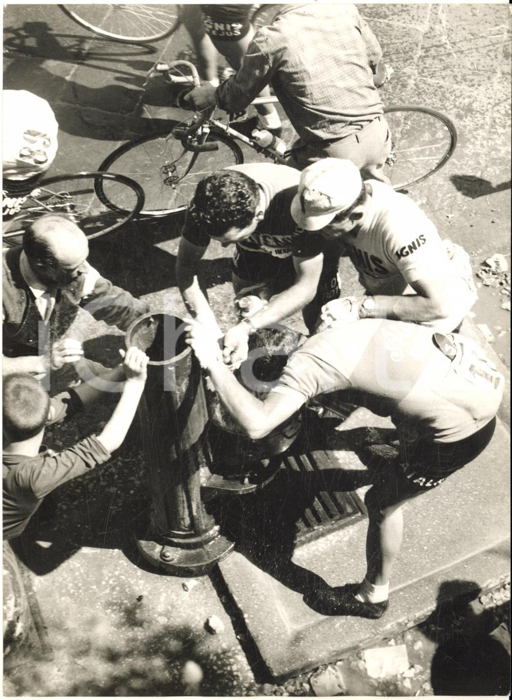 1955 ca CICLISMO - GIRO D'ITALIA Corridori alle fontanelle - Foto 13x18 cm