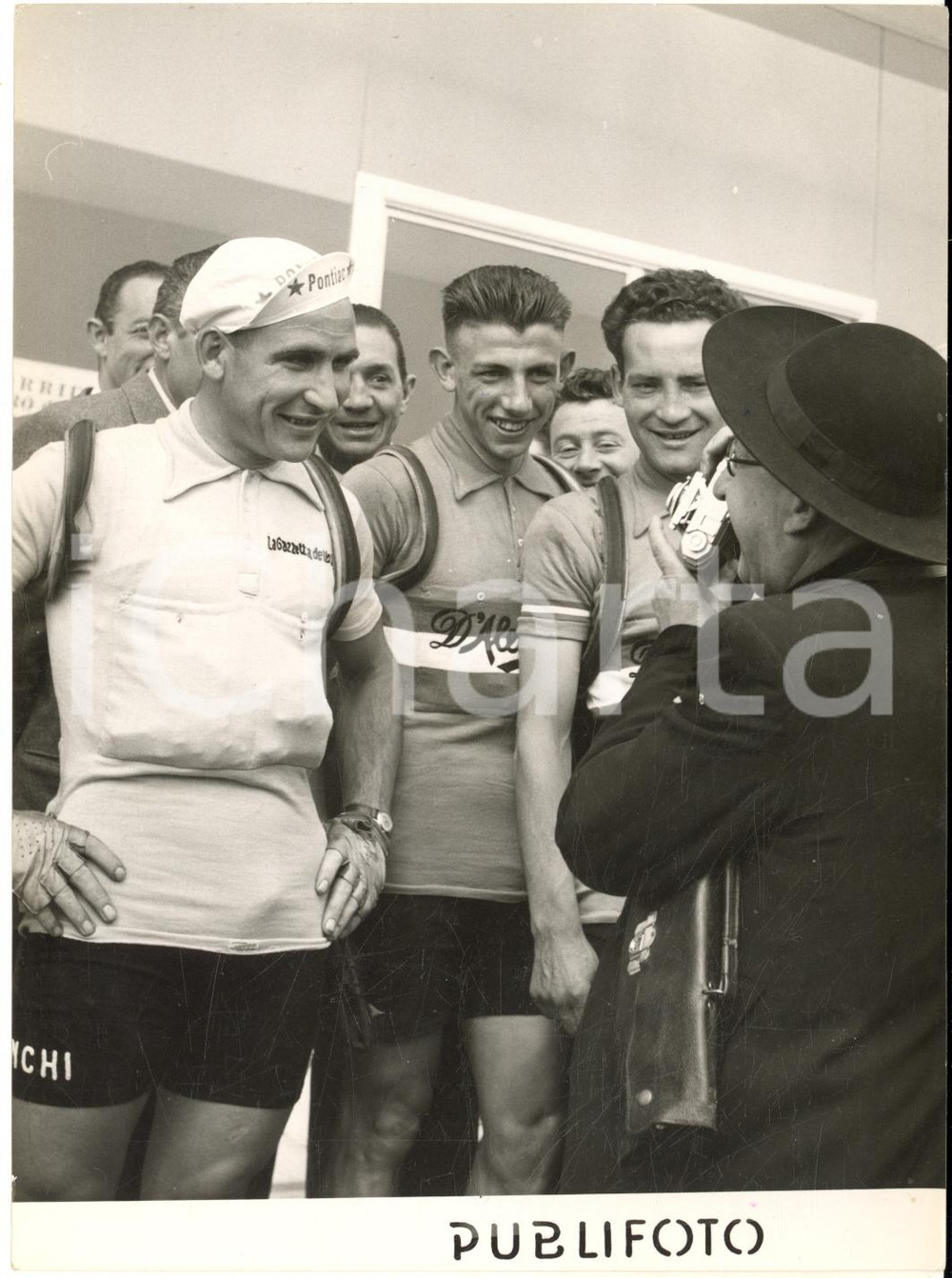 1953 CICLISMO GIRO D'ITALIA ABANO TERME Prete fotografa Wim VAN EST maglia rosa
