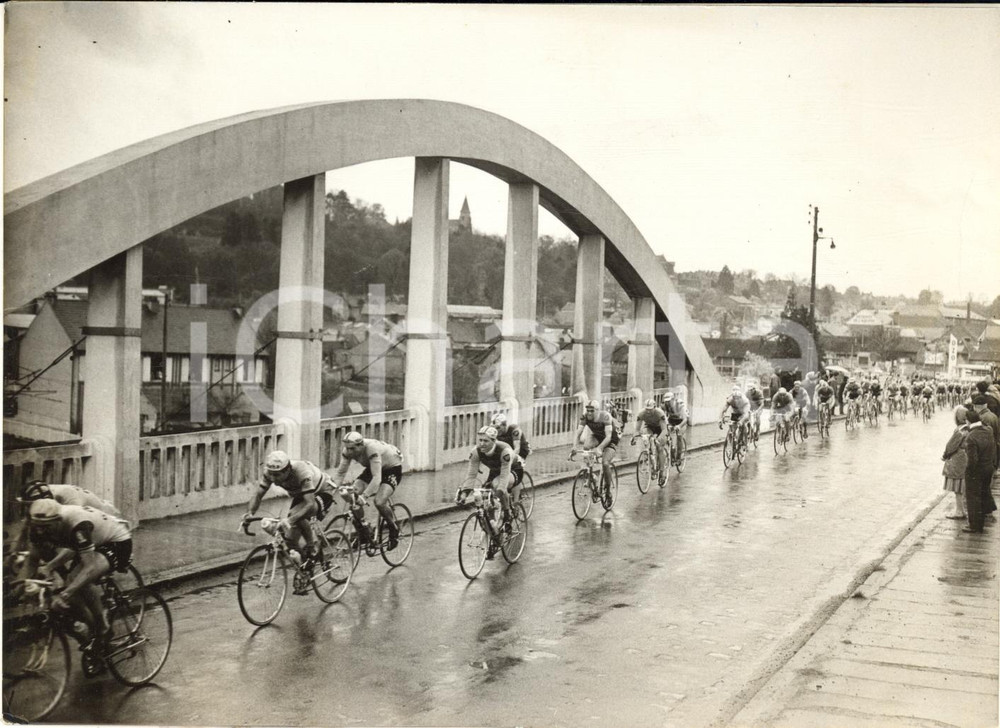 1959 CYCLISME PARIS-ROUBAIX - Le peloton sur le pont de CREIL - Photo 18x13
