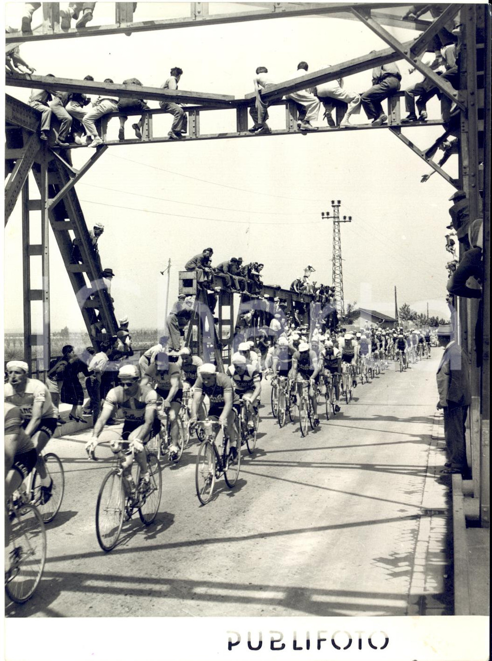 1957 PONTELAGOSCURO - CICLISMO Giro d'Italia - Passaggio del gruppo sul ponte