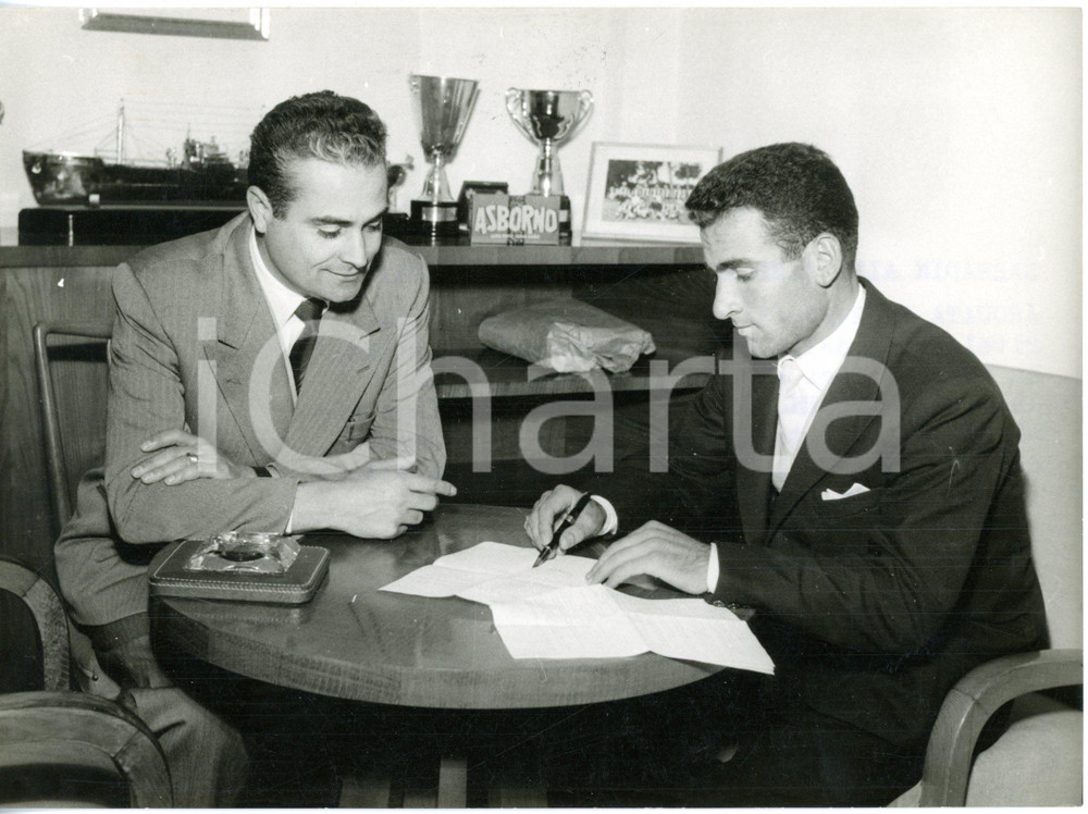 1957 ARQUATA SCRIVIA - CICLISMO Alfredo SABBADIN firma contratto con la ASBORNO