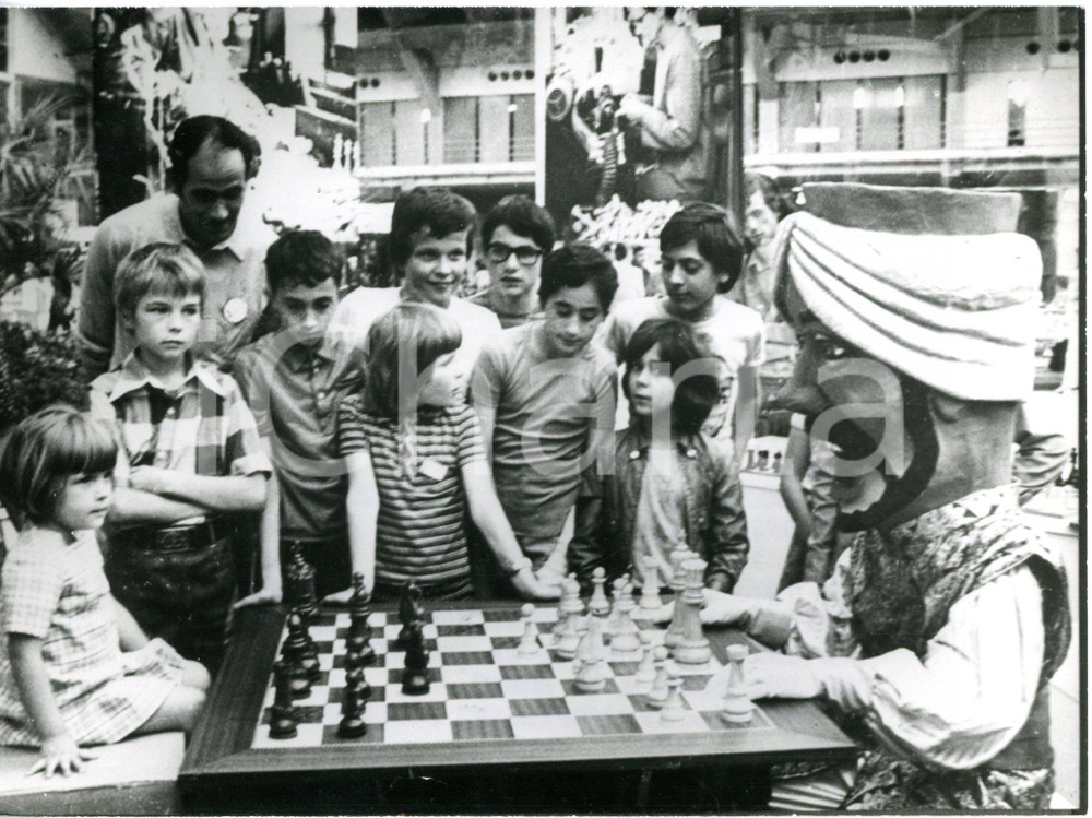1974 NICE Mondiali di SCACCHI - Partita tra una bambina e un robot *Foto