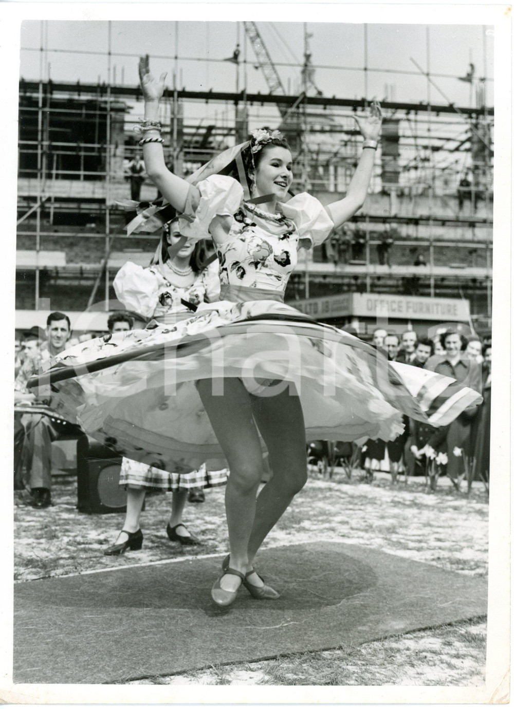 1954 LONDON Fiesta of World Song Dance and Music - Dancer during rehearsal *Foto