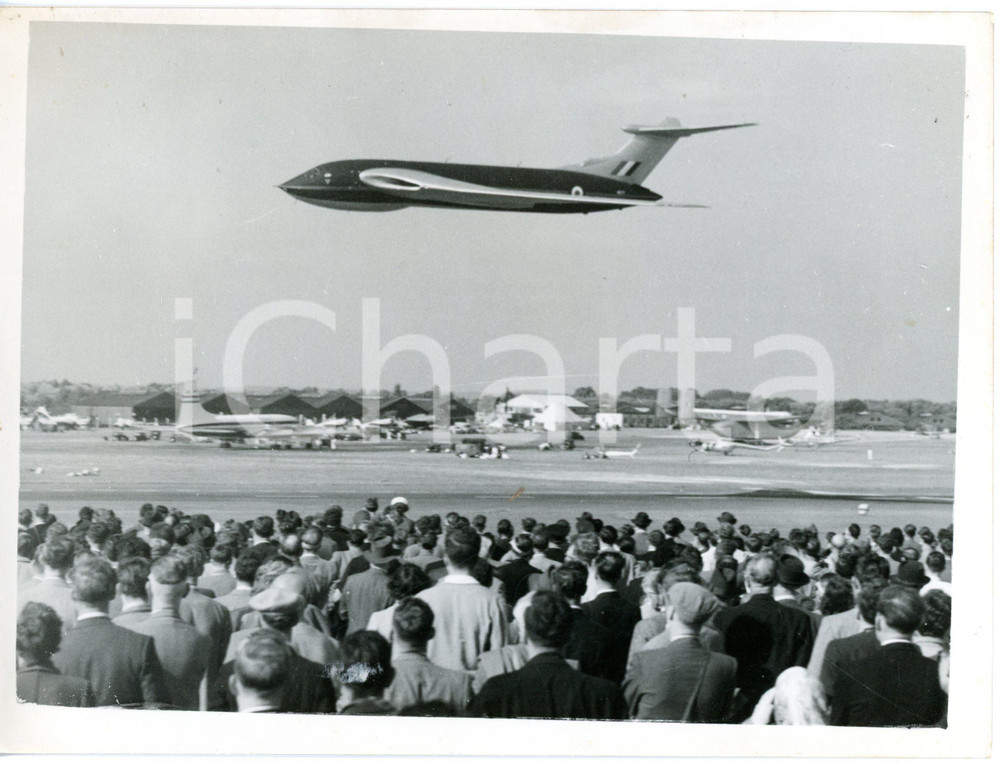 1953 FARNBOROUGH - Crowd at demonstration of HANDLEY PAGE HP.80 VICTOR *Photo