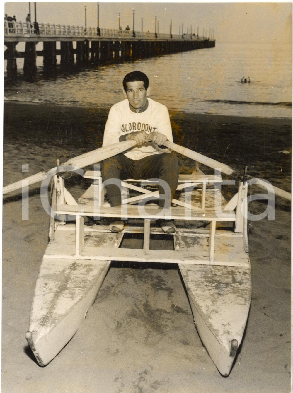 1955 ca CICLISMO GIRO D'ITALIA Gastone NENCINI su un pattino in spiaggia