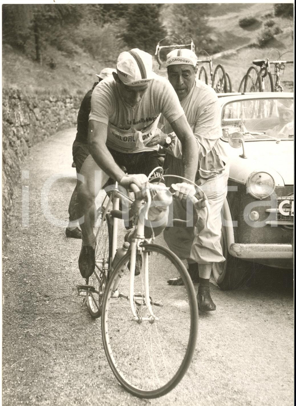 1957 CICLISMO GIRO D'ITALIA Foratura di Gastone NENCINI dopo il Passo Rolle