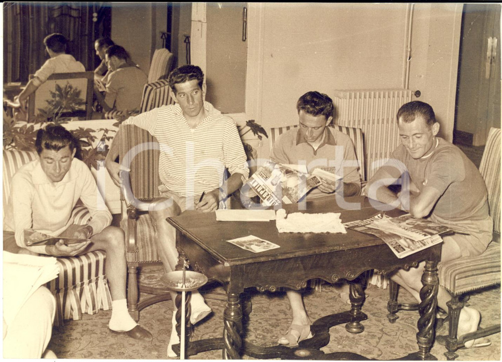 1956 TOUR DE FRANCE AIX-EN-PROVENCE La squadra italiana a riposo - Foto