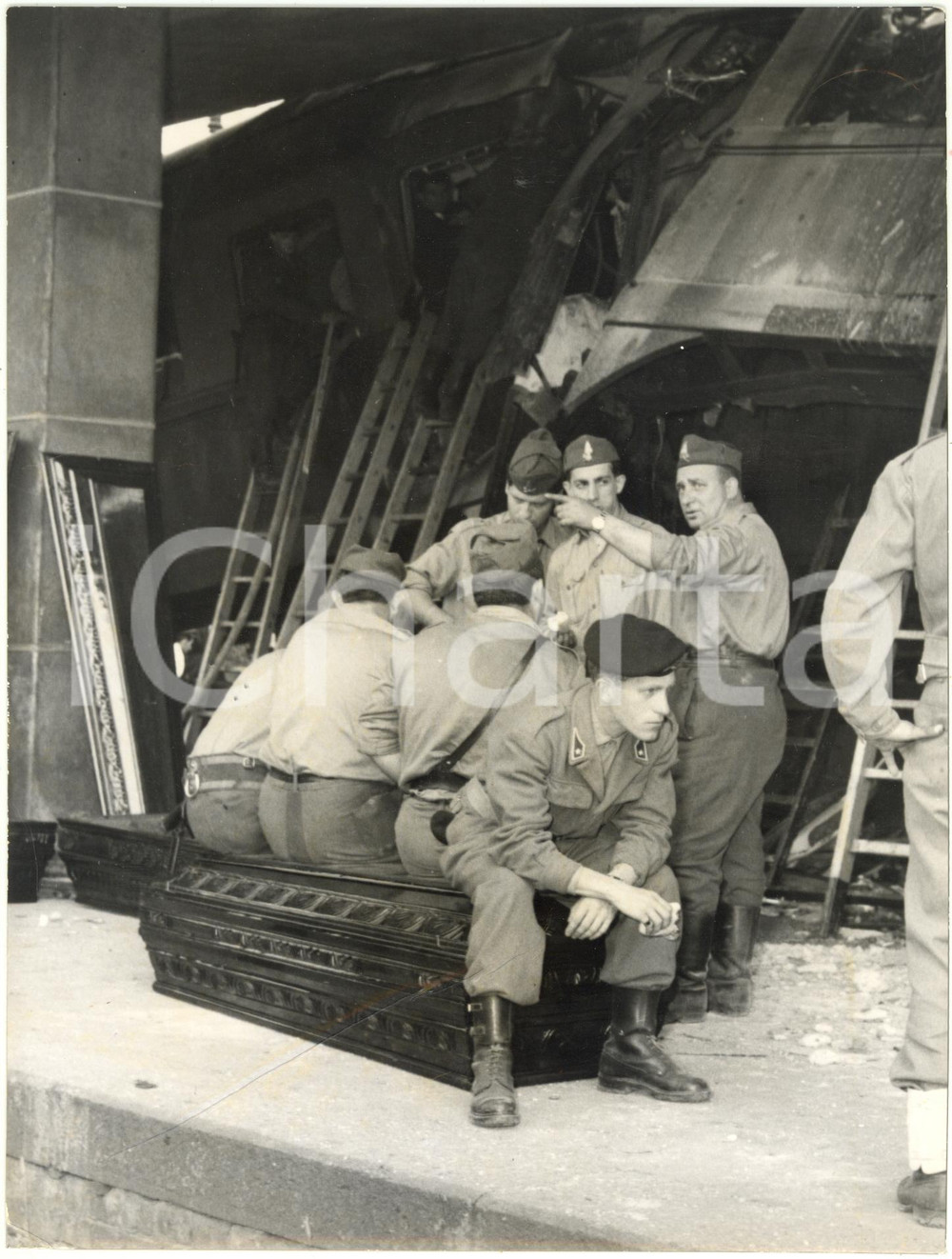 1962 VOGHERA Disastro ferroviario - Militari al lavoro tra le bare *DANNEGGIATA