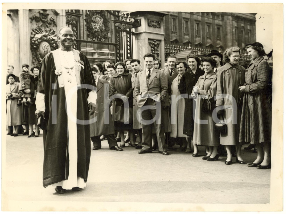 1954 LONDON Buckingham Palace - Serwano KULUBYA after receiving the C.B.E.