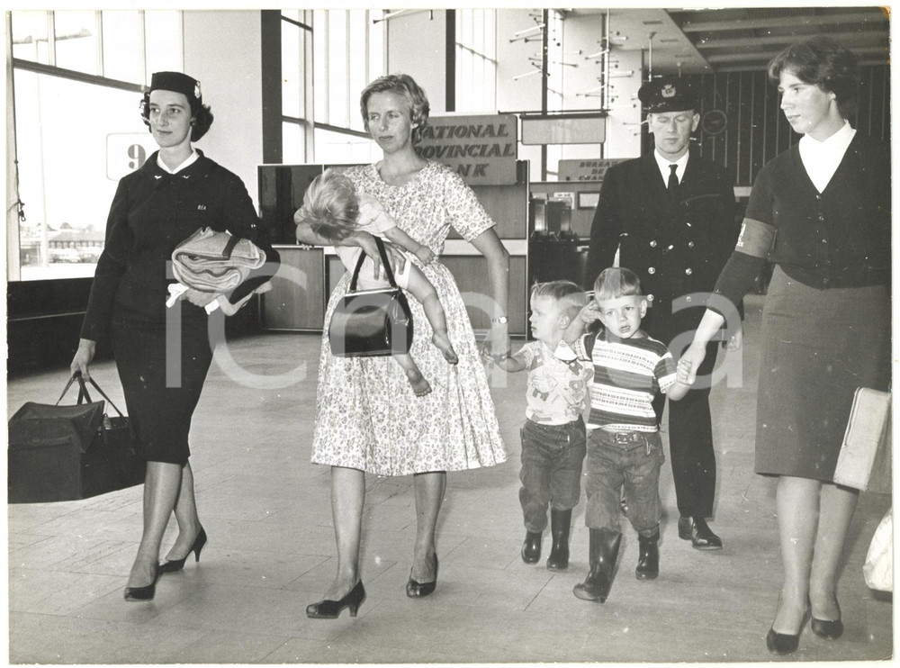 1960 LONDON Airport - Arrival of Barbara SEIDELIN with her family and BEA-girls