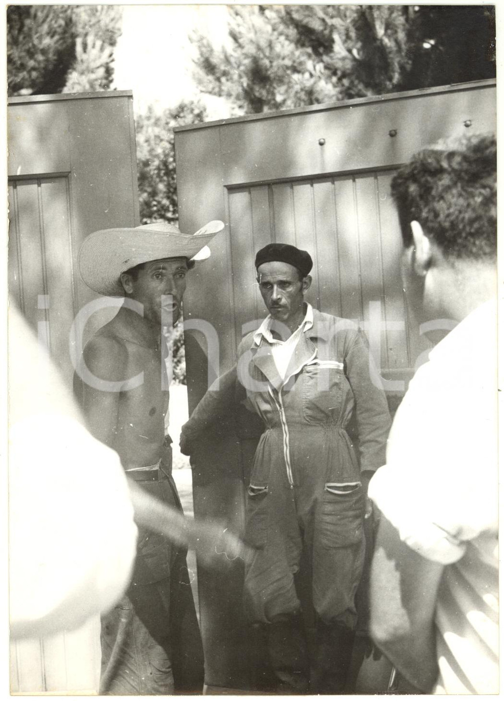 1957 ROMA Casa di Gina LOLLOBRIGIDA - Folla in attesa per la nascita del figlio