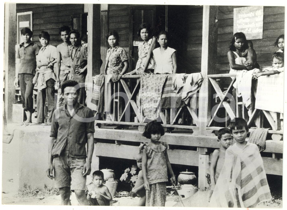 1977 BAN LAEM (THAILANDIA) Profughi cambogiani presso un comando di polizia