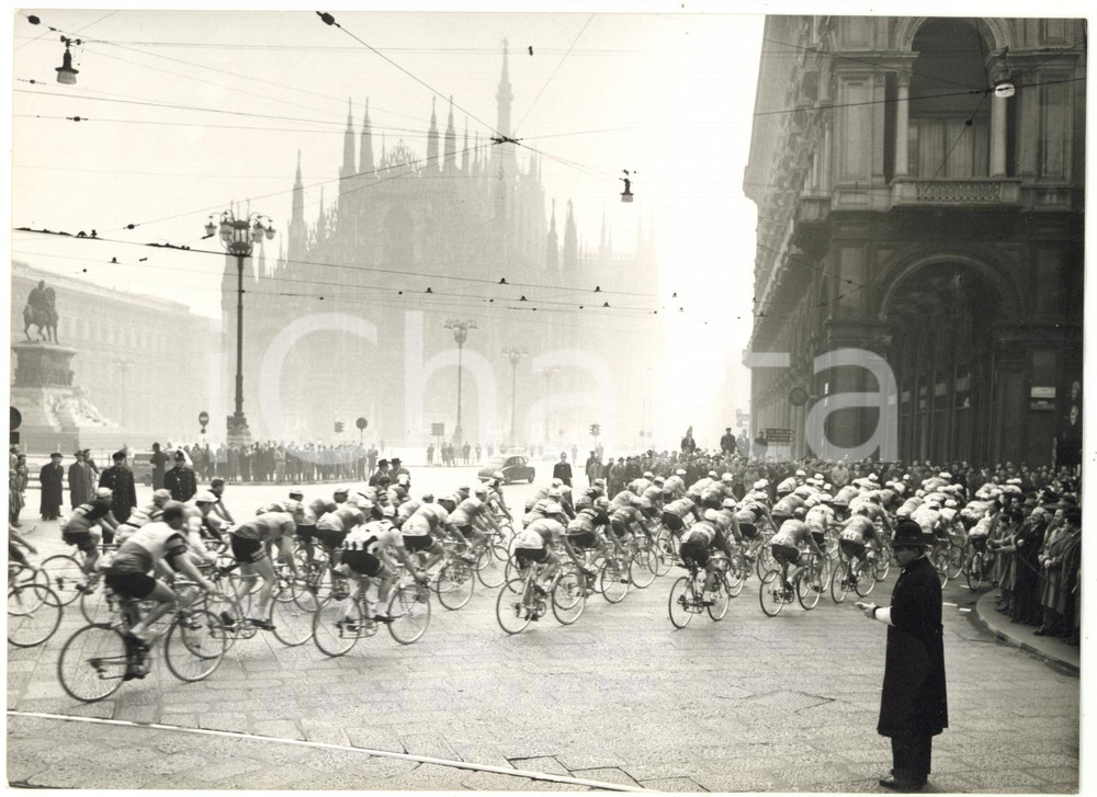 1958 CICLISMO - MILANO-SANREMO - Partenza del gruppo da Piazza Duomo - Foto