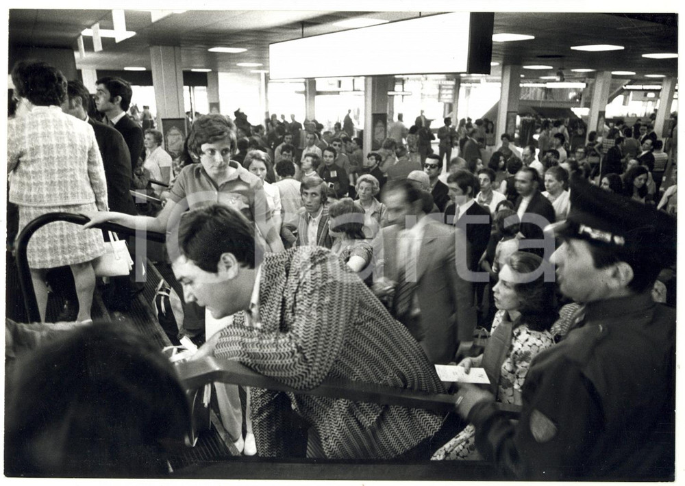 1972 MILANO AEROPORTO DI LINATE - Folla in partenza per le vacanze estive *Foto