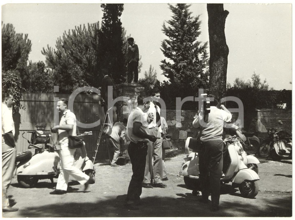 1957 ROMA Casa di Gina LOLLOBRIGIDA - Giornalisti attendono nascita del figlio