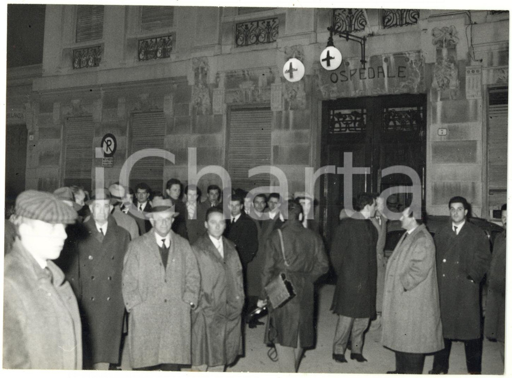 1960 TORTONA Morte Fausto COPPI - La folla radunata davanti all'ospedale *Foto