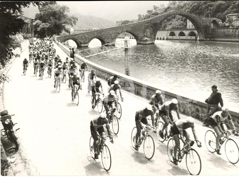 1955 ca GIRO D'ITALIA - BORGO A MOZZANO Passaggio presso il Ponte del Diavolo