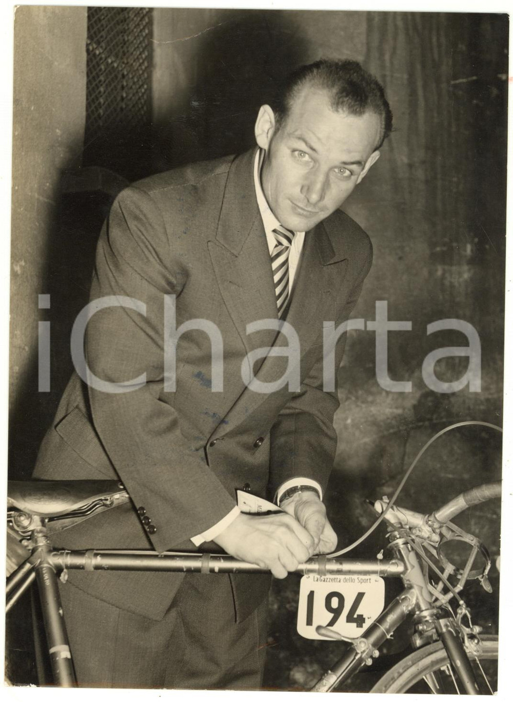 1953 CICLISMO - Punzonatura MILANO-SANREMO - Fritz SCHÄR numera la bicicletta