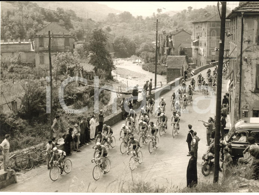 1957 CICLISMO GIRO D'ITALIA 14^ tappa - BARD (AO) - Passaggio del gruppo