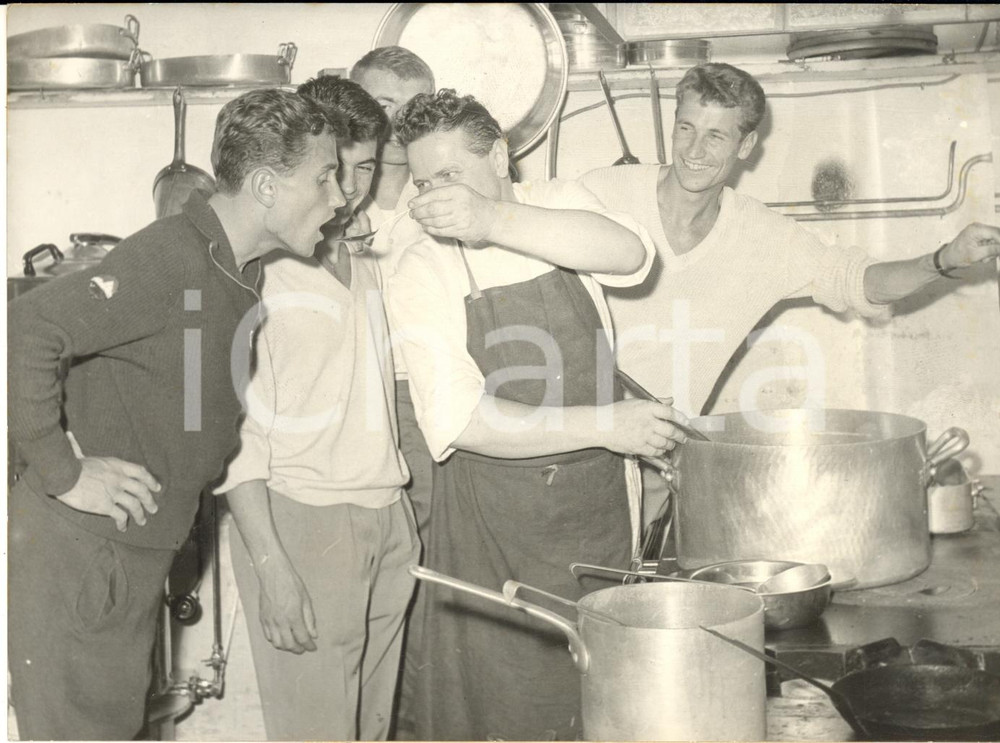 1960 FONTAINEBLEAU Stage des athlètes olympiques français - En cuisine *Photo