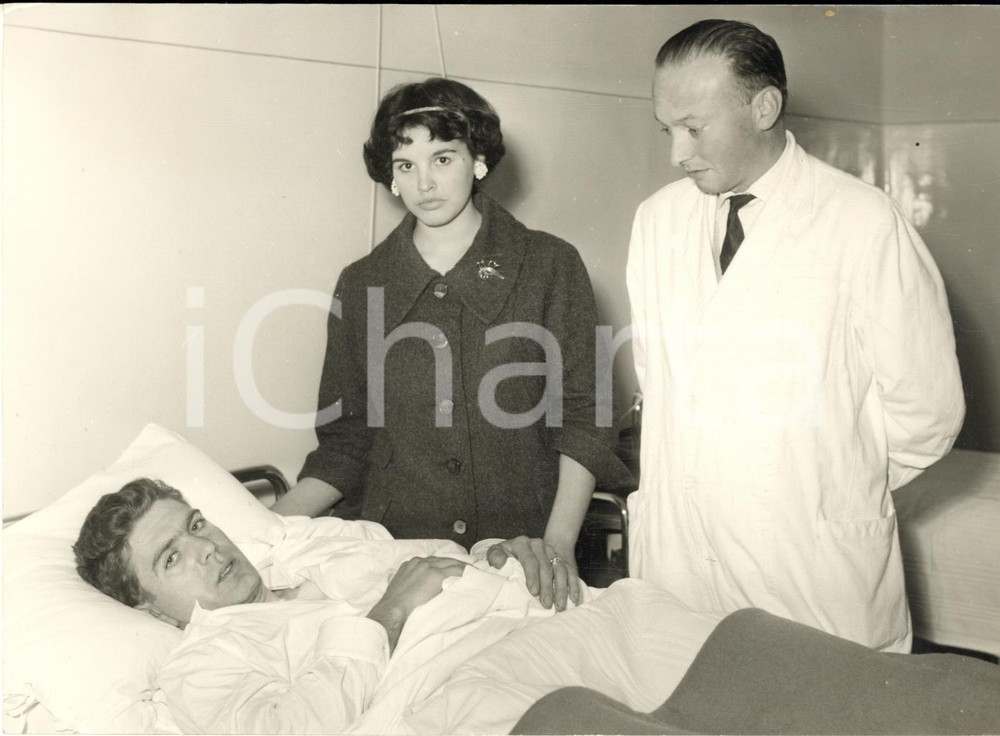 1960 ca IMOLA Ciclista Guido BONI operato di tonsille con Marisa ZOCCHI *Foto