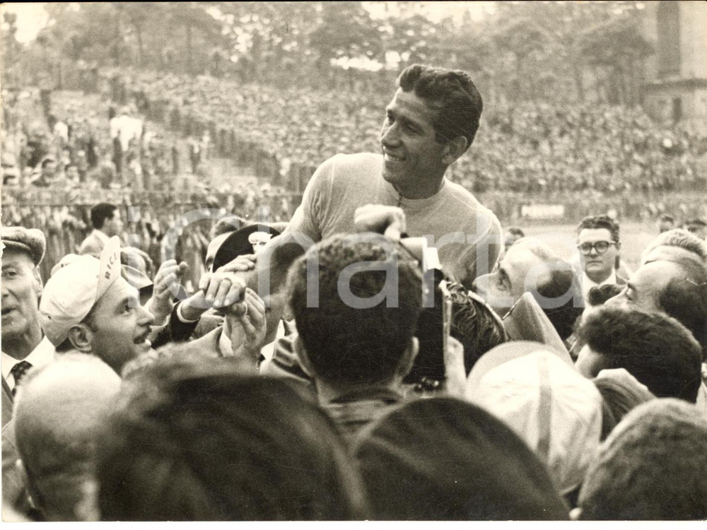 1957 CICLISMO GIRO D'ITALIA MILANO Gastone NENCINI in trionfo all'Arena *Foto