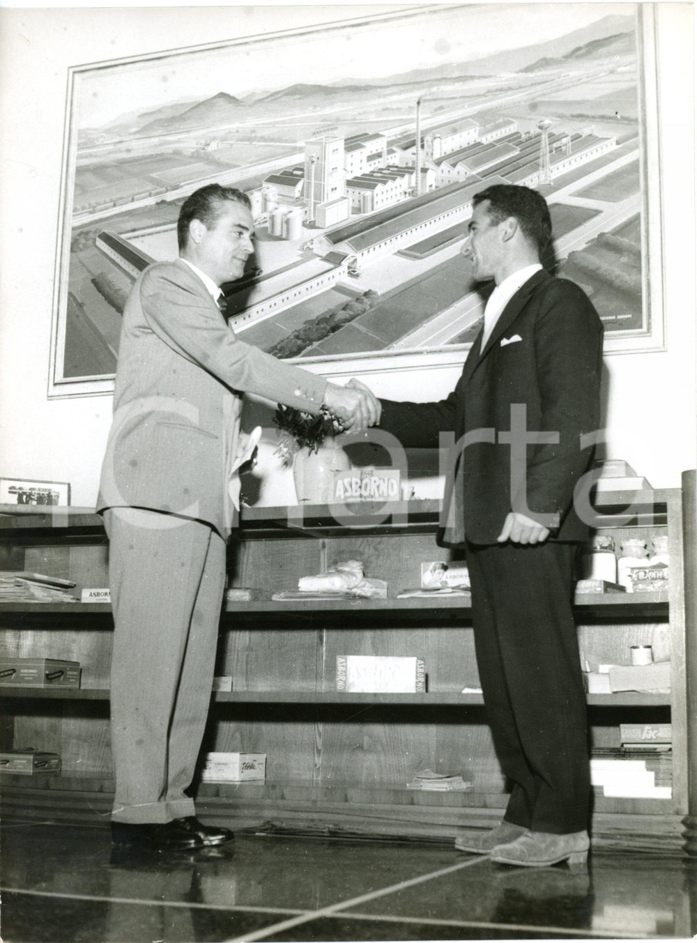 1957 CICLISMO Alfio FRATI e Alfredo SABBADIN per firma contratto con ASBORNO (5)