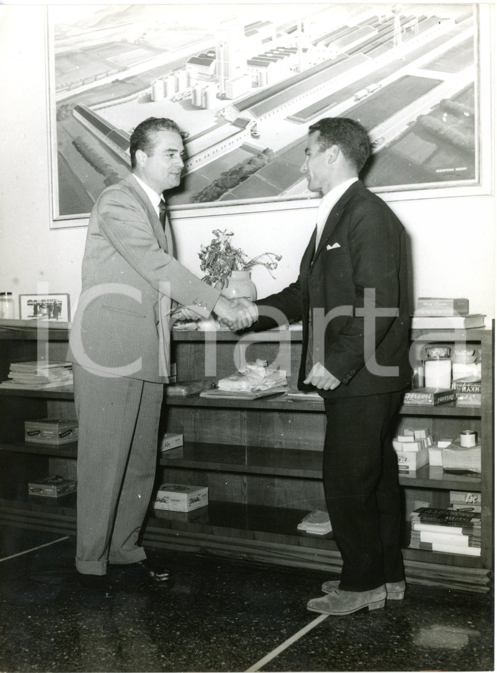 1957 CICLISMO Alfio FRATI e Alfredo SABBADIN per firma contratto con ASBORNO (4)