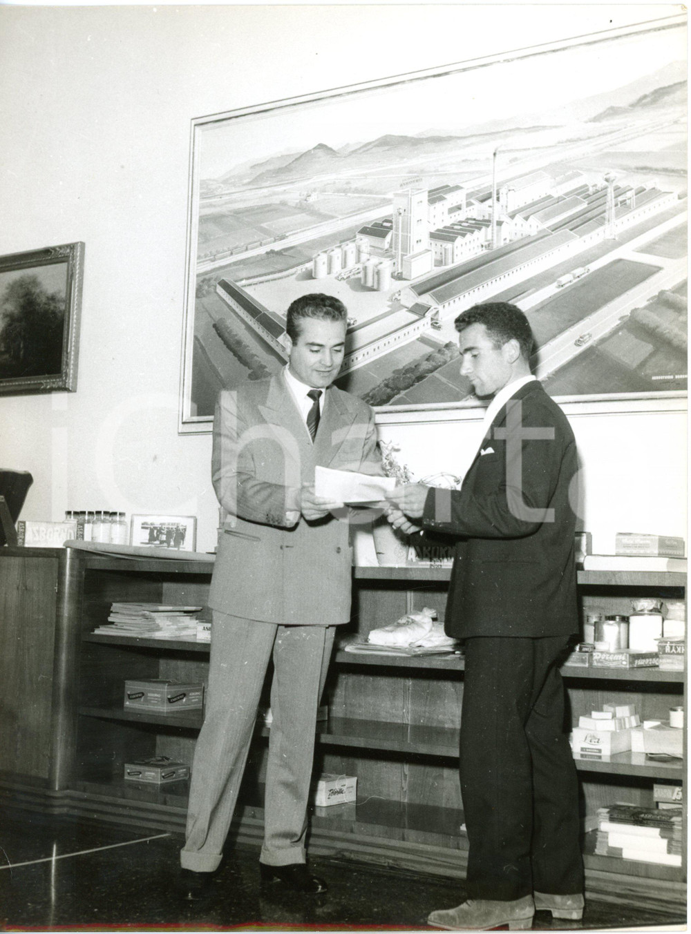 1957 CICLISMO Alfio FRATI e Alfredo SABBADIN per firma contratto con ASBORNO (3)