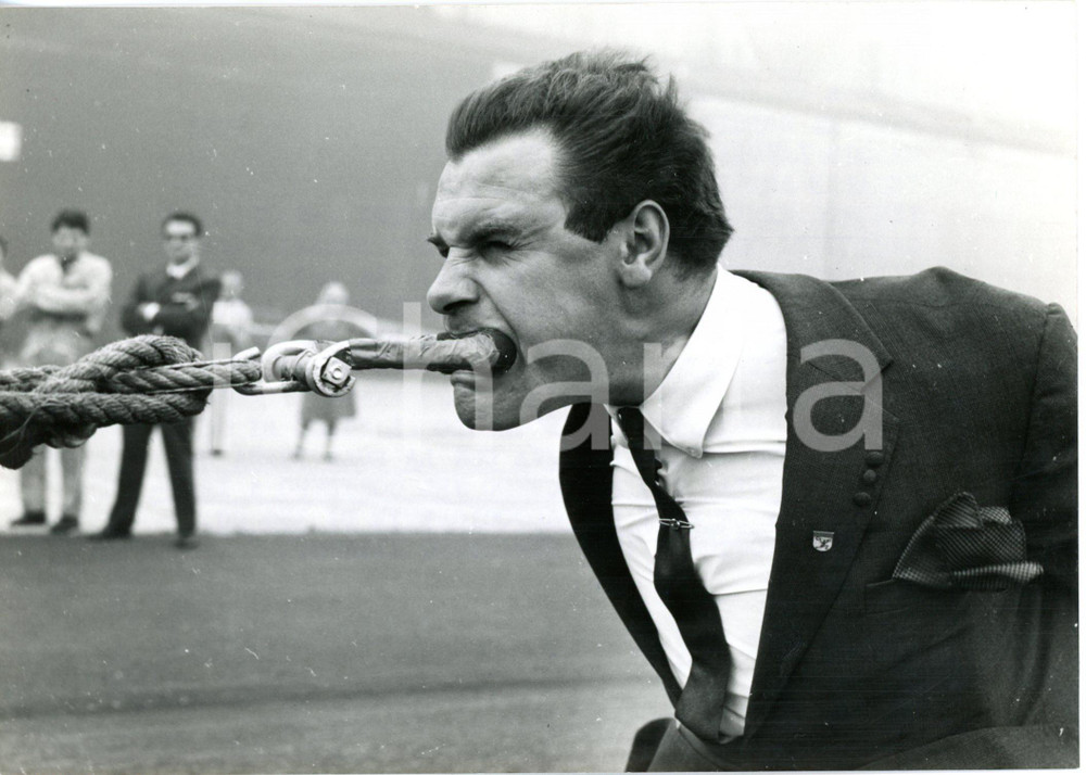 1968 AEROPORTO DI BRESSO - John MASSIS trattiene con i denti un aereo da turismo