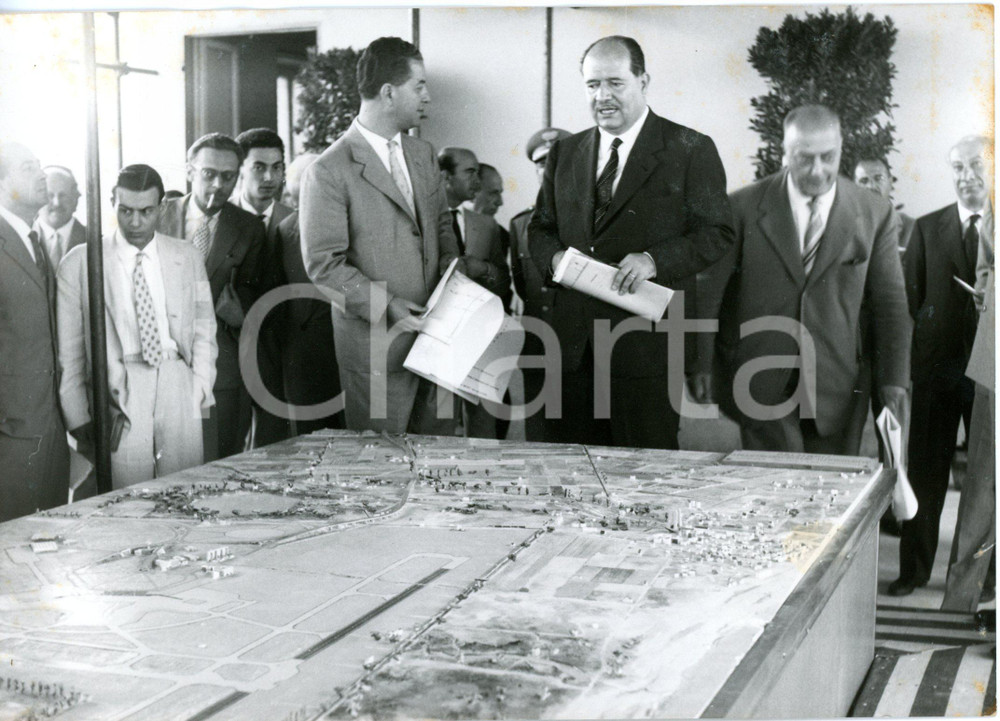 1958 ROMA - Giuseppe TOGNI osserva modellino del nuovo aeroporto di Fiumicino