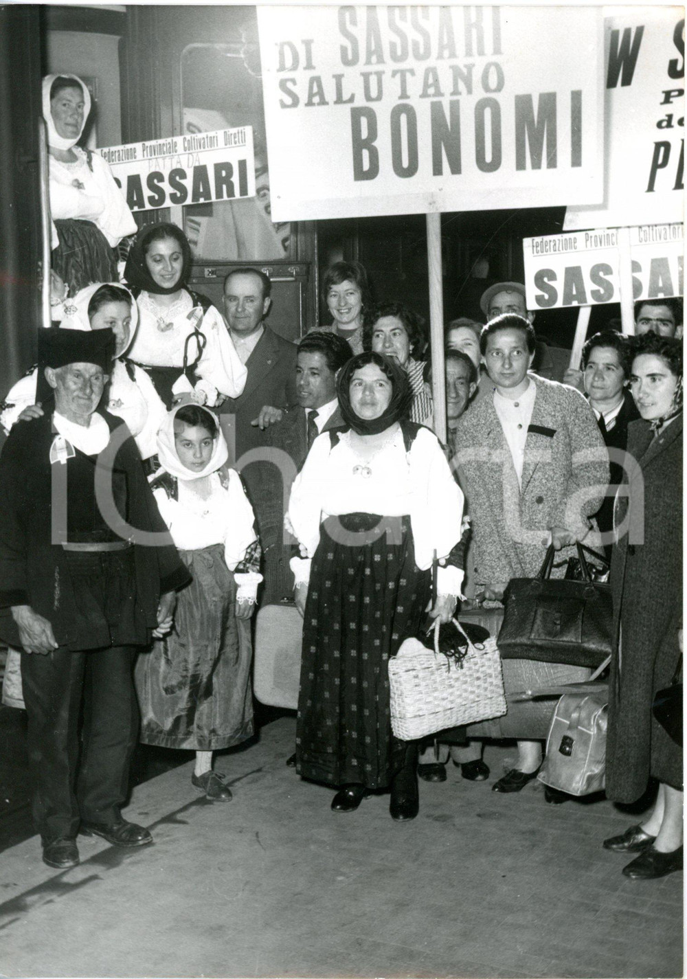 1958 ROMA Congresso Coltivatori Diretti - Arrivo contadini sardi in costume
