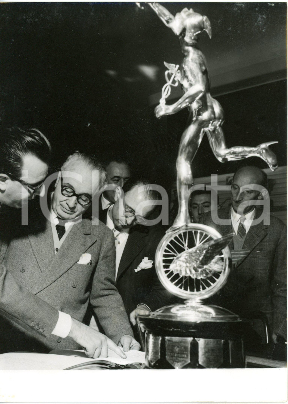 1955 MANDELLO DEL LARIO - Ezio VIGORELLI visita stabilimento MOTO GUZZI *Foto