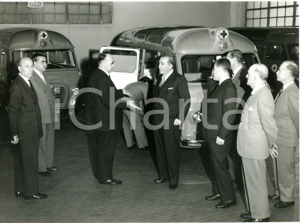 1958 MILANO Prefetto Angelo VICARI visita la sede della Croce Rossa - Foto 18x13