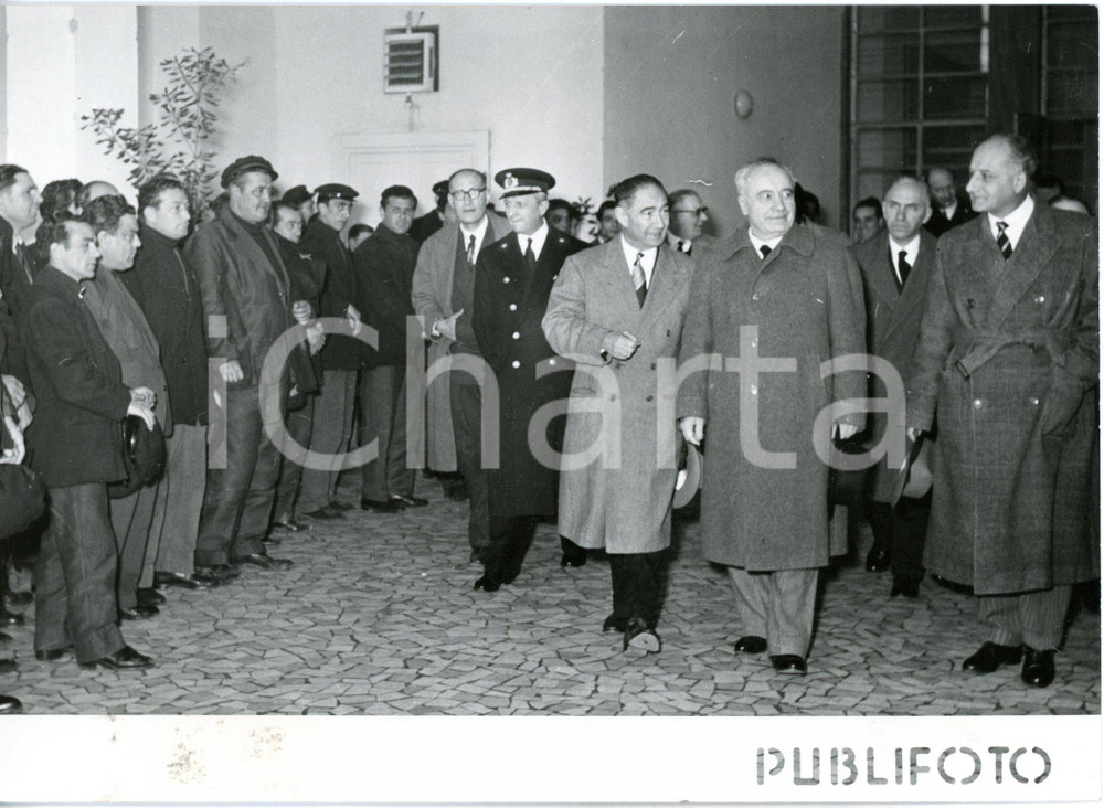 1955 NAPOLI - Ezio VIGORELLI visita la nuova "Casa dell'emigrante" *Foto 18x13