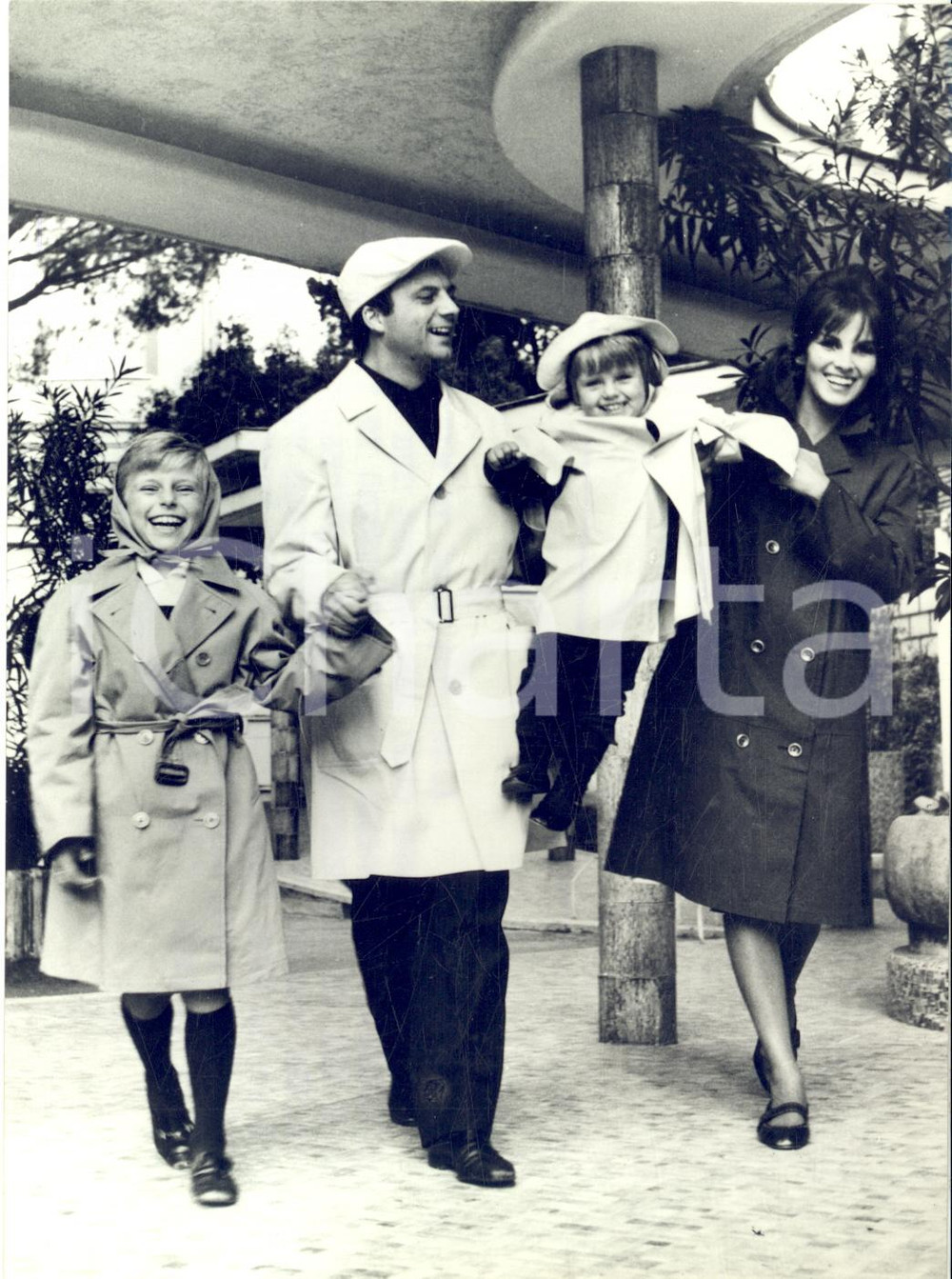 1970 ca s. l. COSTUME Franco INTERLENGHI e Antonella LUALDI con le figlie *Foto
