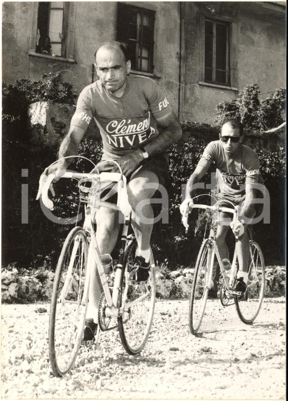 1956 CICLISMO GIRO D'ITALIA LIVORNO Fiorenzo MAGNI prova la bicicletta *Foto