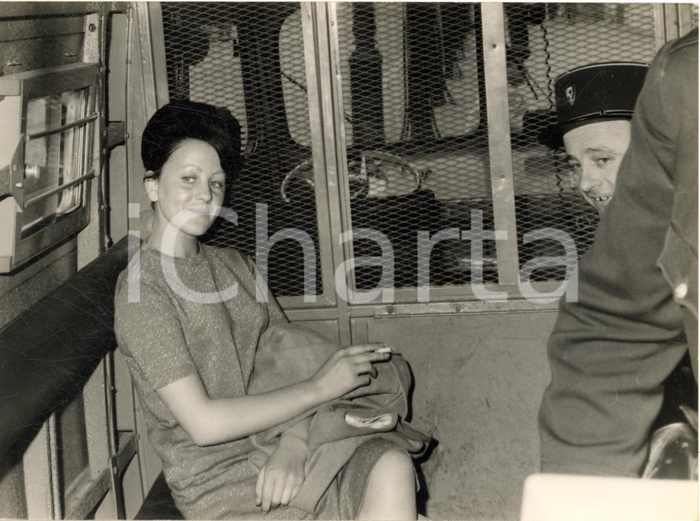 1961 PARIS Rapimento Eric PEUGEOT - Rolande Niemezyk sul furgone della polizia
