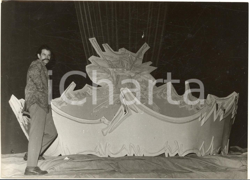 1962 PARIS Georges MATHIEU avec son lit-nid pour le Salon des Arts Décoratifs