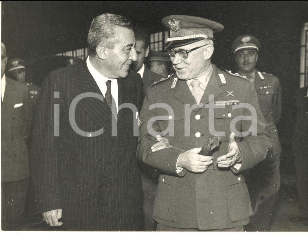 1958 MILANO Arrivo del nuovo prefetto Angelo VICARI - Foto 18x13 cm  Fotografia d'epoca con didascalia dattiloscritta coeva.  CONDIZIONI: FAIR (piccola piegatura angolare e lievi difetti di stampa)FORMATO: 18x13 cm     originale e autentica 1