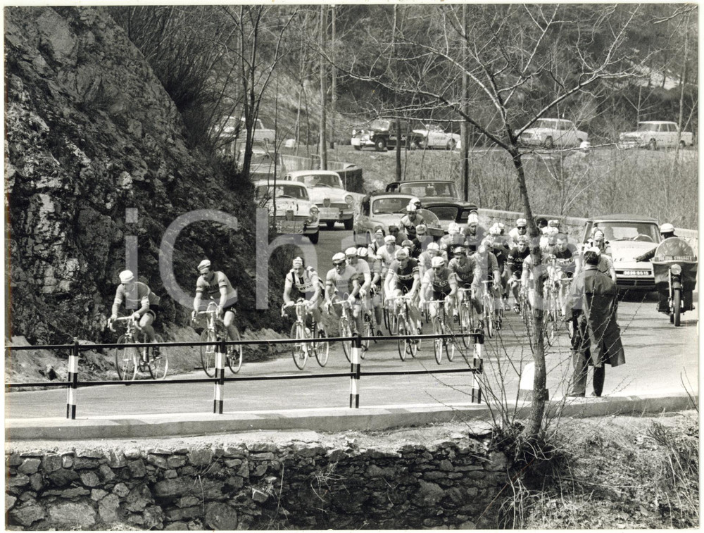 1962 PASSO DEL TURCHINO - CICLISMO MILANO-SANREMO - Il gruppo compatto in salita