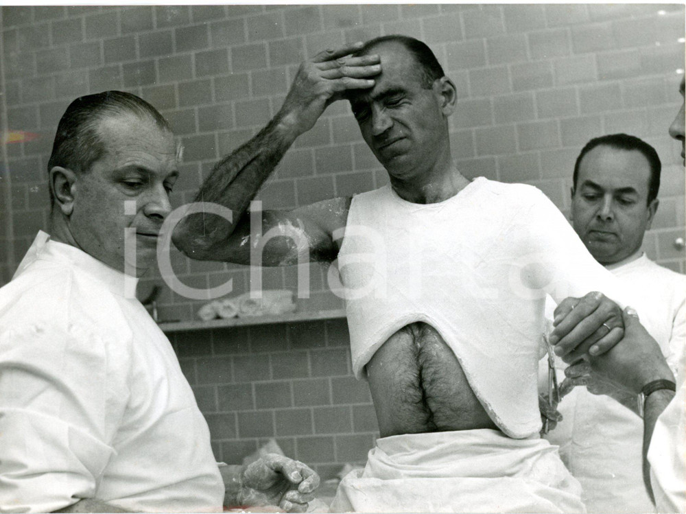 1956 MILANO CICLISMO - Fiorenzo MAGNI ingessato al "Gaetano Pini" *Foto