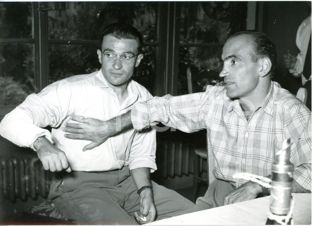 1953 LUGANO CICLISMO - Fiorenzo MAGNI tocca l'ingessatura di Giorgio ALBANI