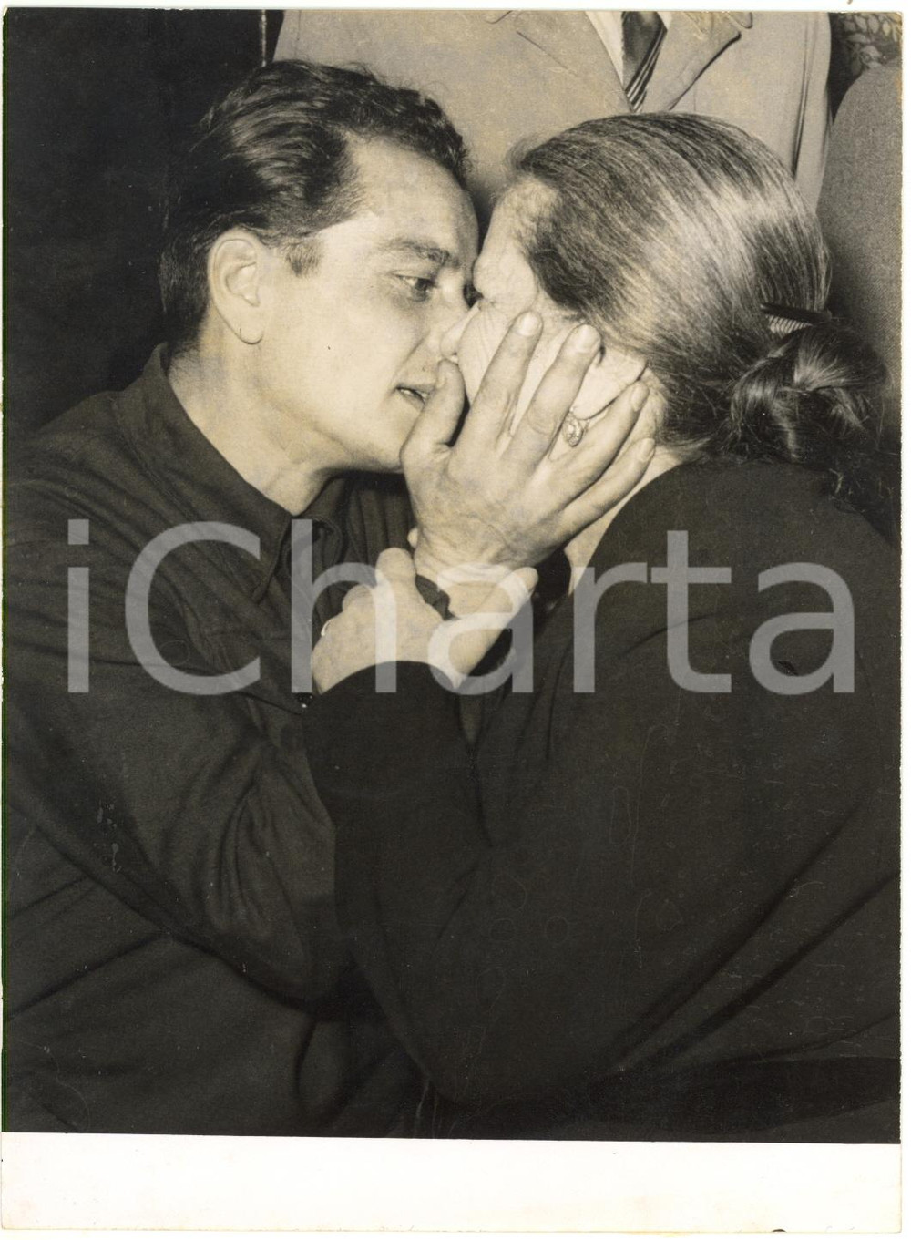 1954 BRESCIA - Alpino Enzo BOLETTI ex-prigioniero in Russia abbraccia la madre