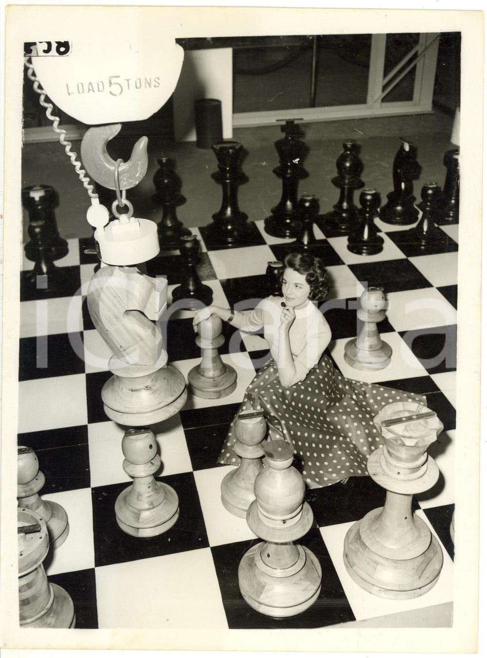 1956 LONDON Mechanical Handling Exhibition - Margaret SMITH among giant chessmen