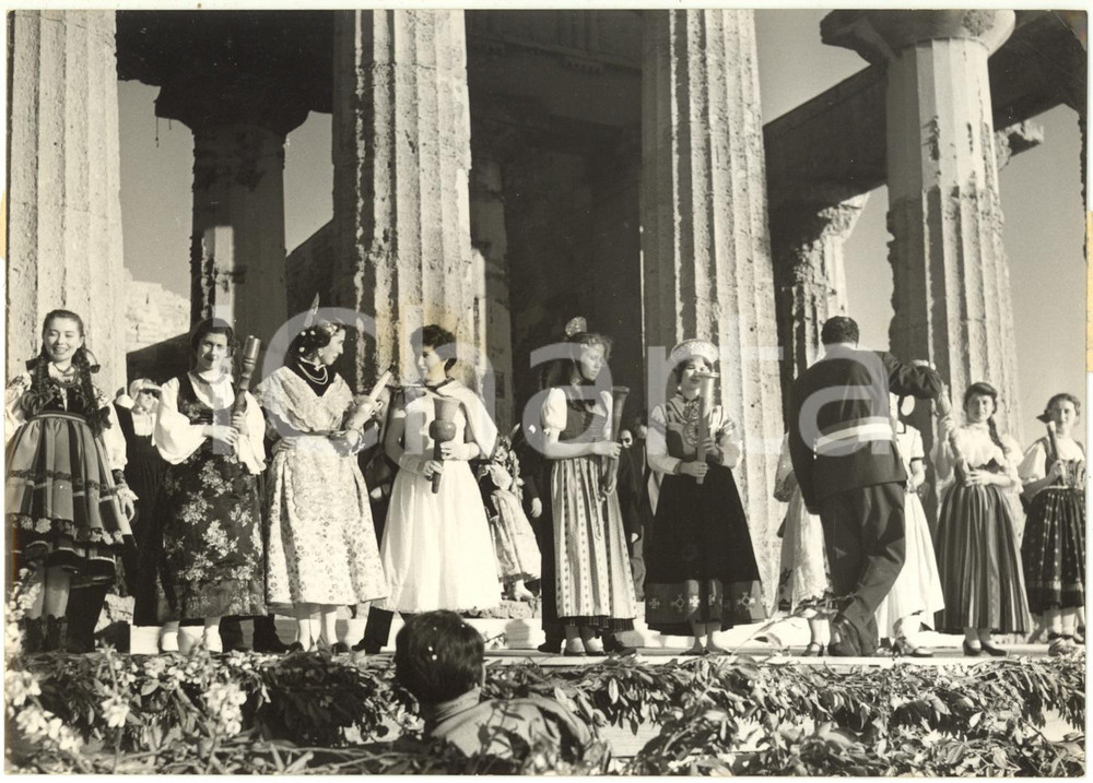 1958 AGRIGENTO Festa del Mandorlo in Fiore - Sindaco accende le fiaccole *Foto