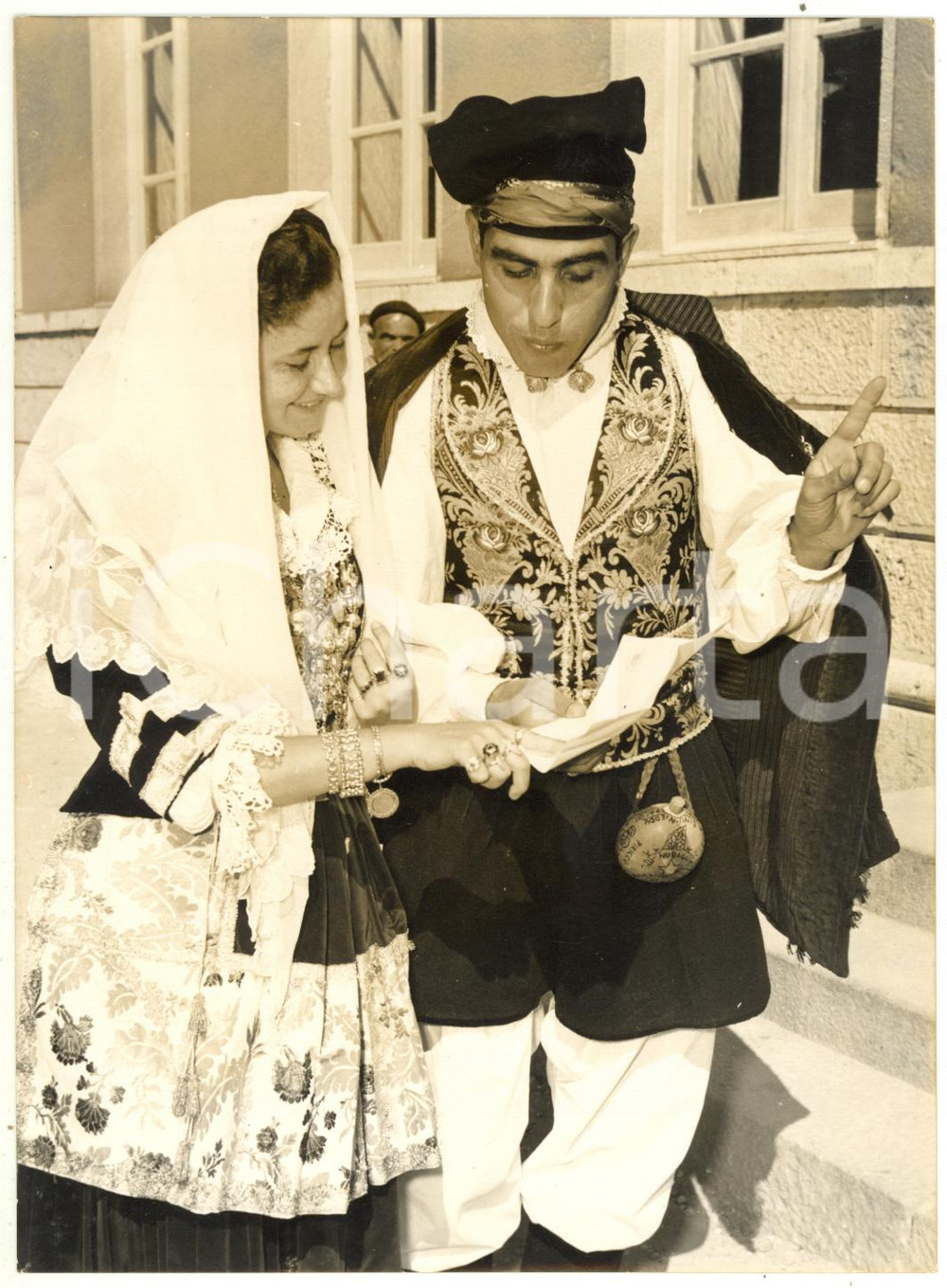 1957 QUARTU SANT'ELENA - Elezioni regionali - Votanti in costume sardo *Foto