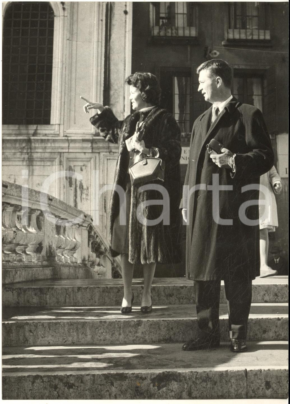1960 ca VENEZIA Ronald MacDOUGALL e Nanette FABRAY sul Ponte della Canonica