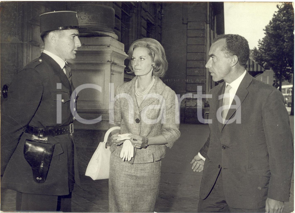 1960 PARIS Sarah SKINNER arriva in Prefettura per vedere 'Dandy Kim' *Foto