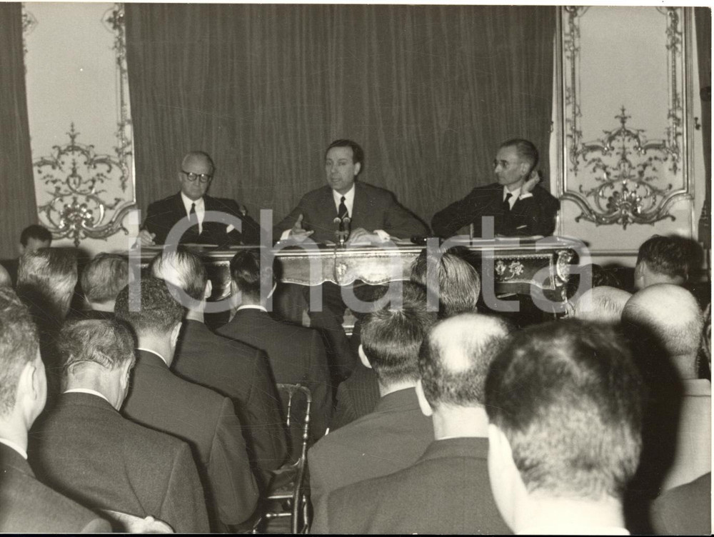 1961 PARIS Hôtel Matignon - Michel DEBRE' tient sa première conférence de presse